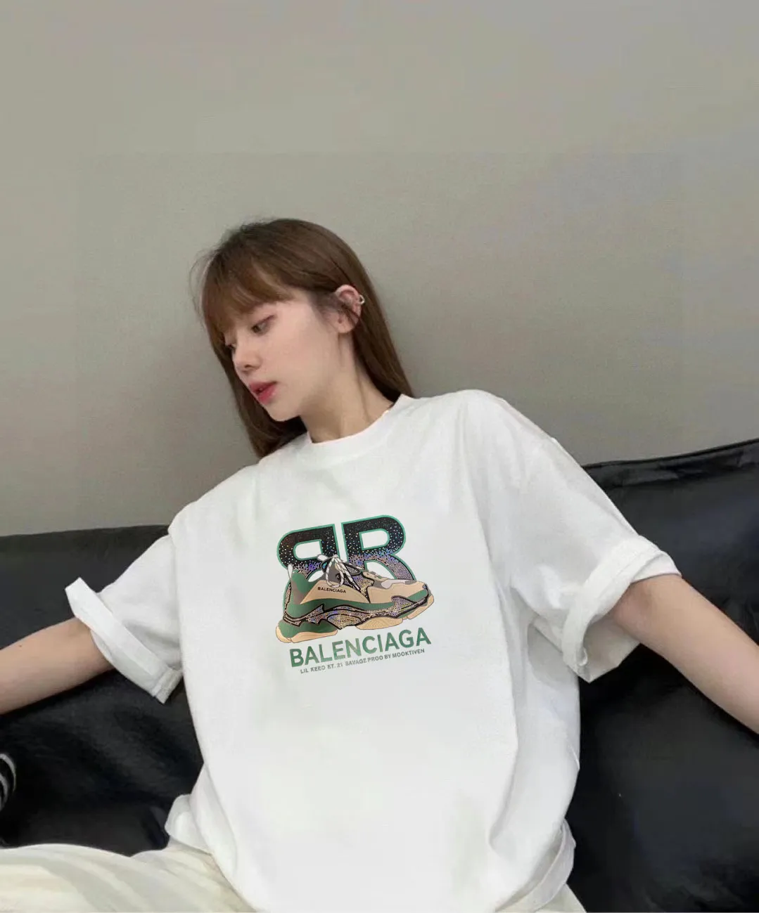 P80✨🔥 BALENCIAGA Paris sequined reflective letter printed short-sleeved T-shirt. Custom-woven and dyed 280g combed cotton heavyweight fabric. Zero color difference in threads. Perfect details. Differentiate from the current version on the market. Welcome to compare. Same Style for men and women. Must-sell in the picture above. Color: White Black Size: 1 2 3 4